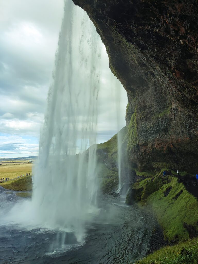 cascada-seljalandsfoss-islandia-por-detras