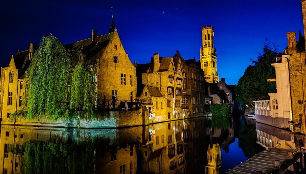 Vista de los canales de Brujas en el muelle del Rosario, uno de los lugares imprescindibles que ver en Brujas en un día