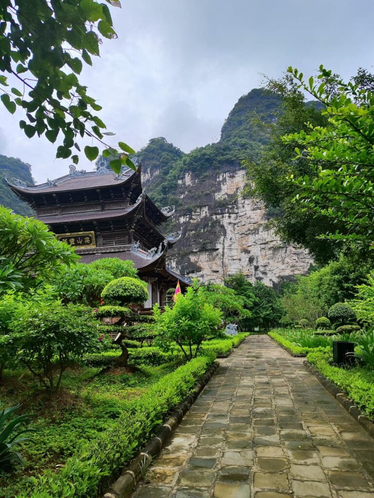 paisaje de Vietnam con montañas y vegetación