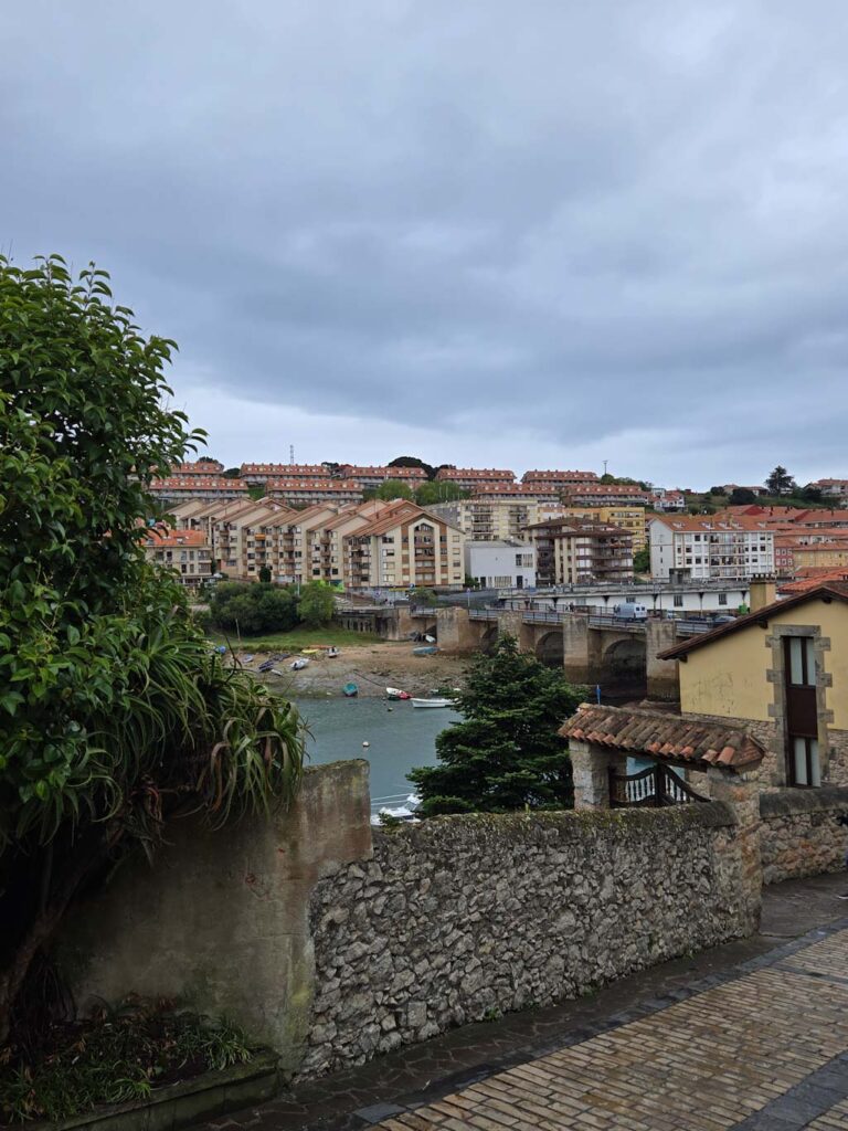 San Vicente de la Barquera con perro