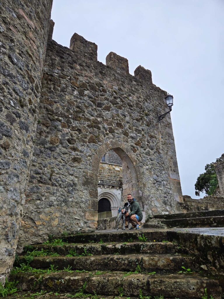 San Vicente de la Barquera con perro