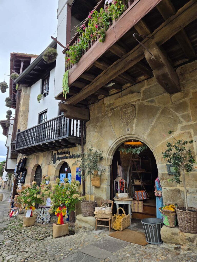Santillana del mar con perro