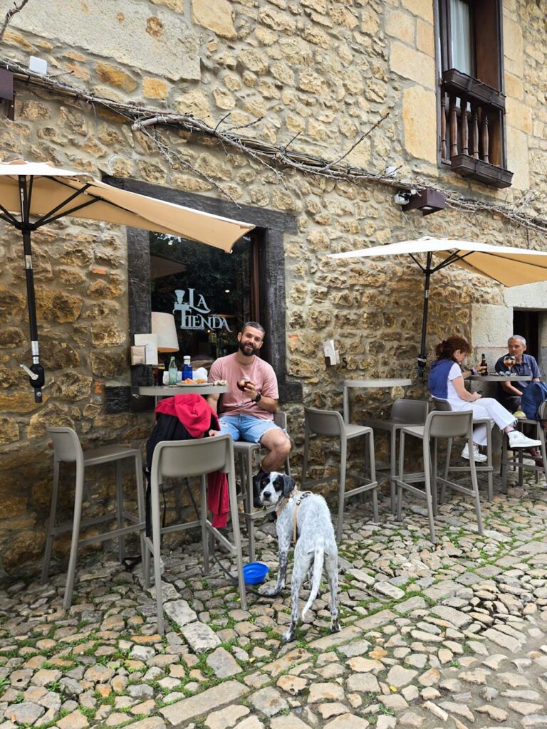 Santillana del mar con perro