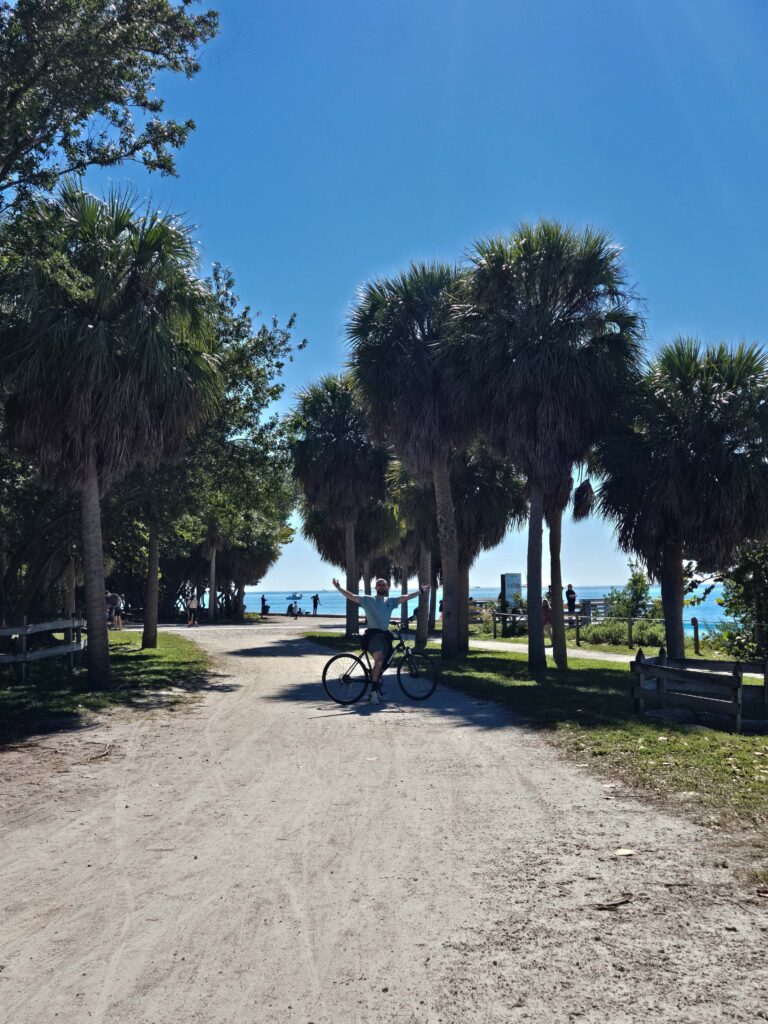 Ruta en bici hacia Key Biscayne con vistas al mar