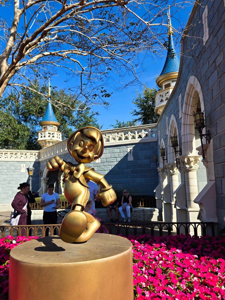 Fantasyland en Magic Kingdom con atracciones y decoración de cuento