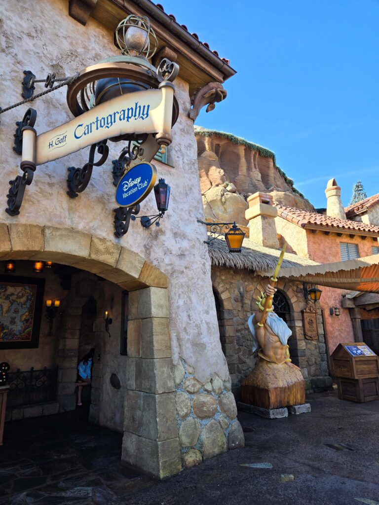 Fantasyland en Magic Kingdom con atracciones y decoración de cuento