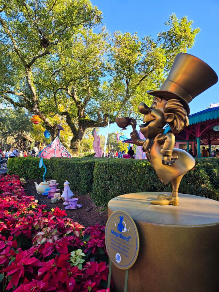 Fantasyland en Magic Kingdom con atracciones y decoración de cuento