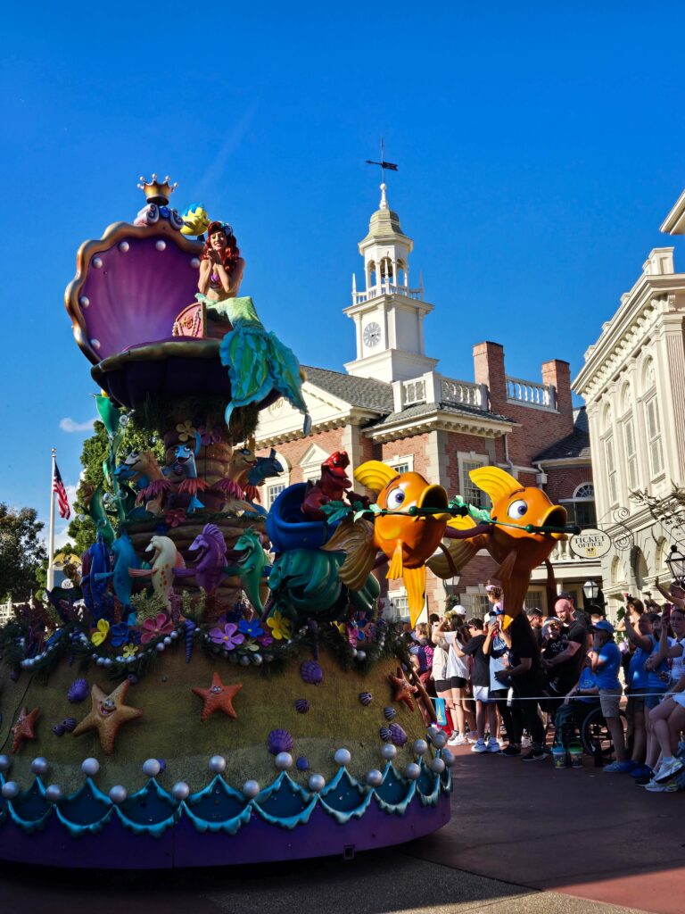 Cabalgata de Magic Kingdom con personajes Disney