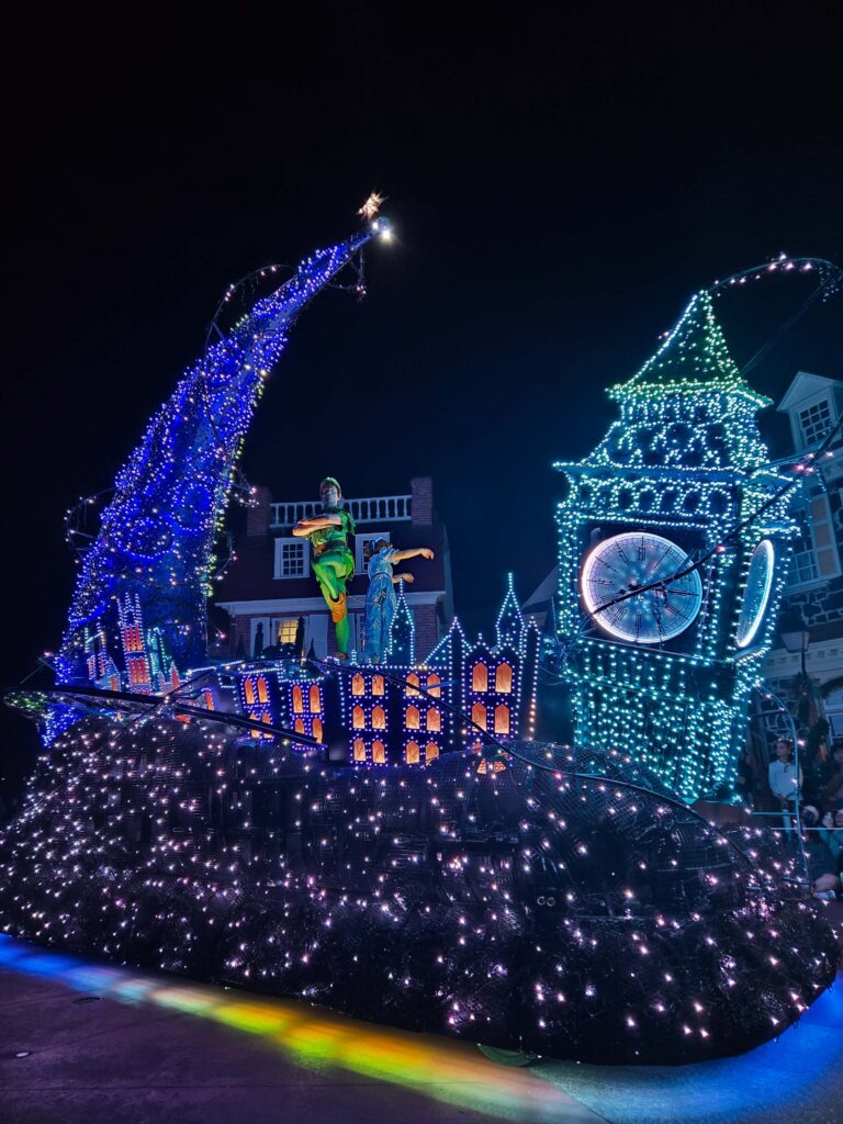 Cabalgata nocturna en Magic Kingdom con luces y carrozas