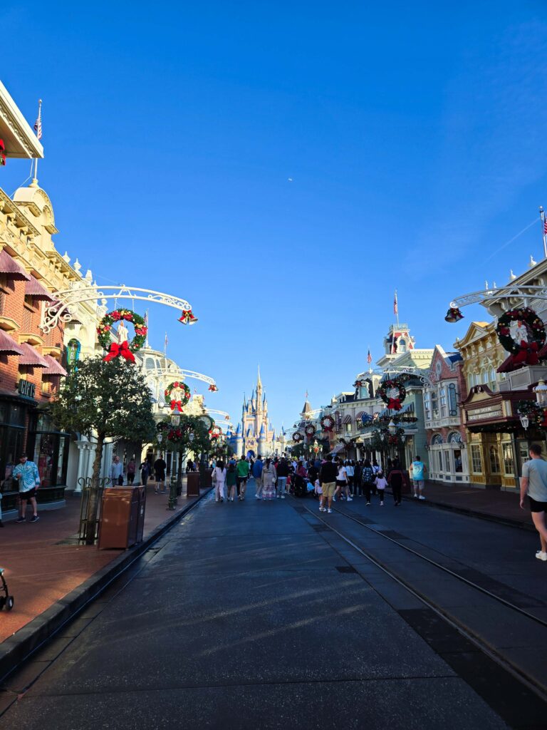 Fantasyland en Magic Kingdom con atracciones y decoración de cuento