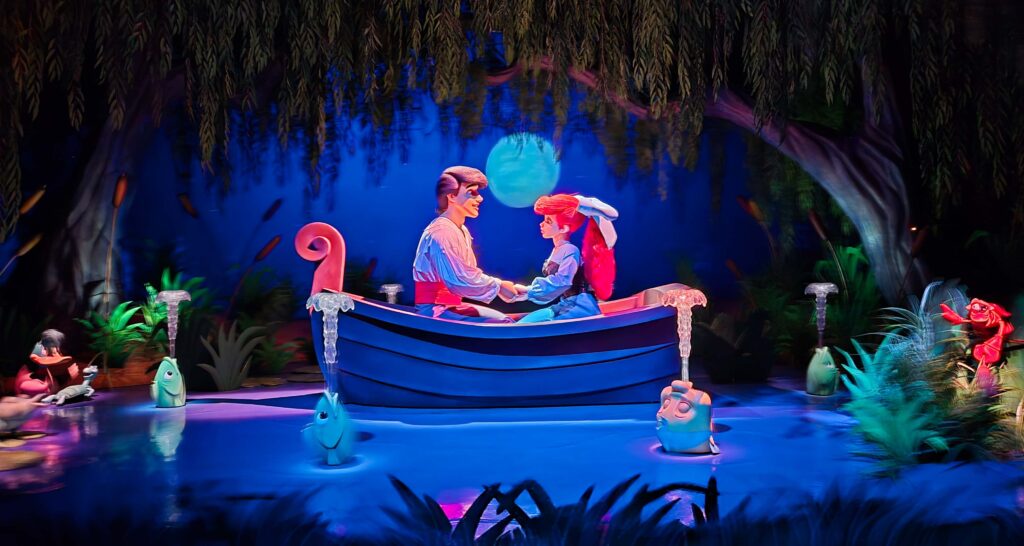 Fantasyland en Magic Kingdom con atracciones y decoración de cuento