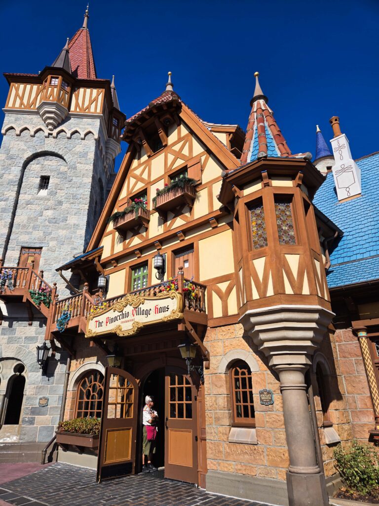 Fantasyland en Magic Kingdom con atracciones y decoración de cuento