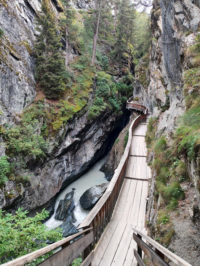 garganta Gornerschlucht con pasarelas de madera