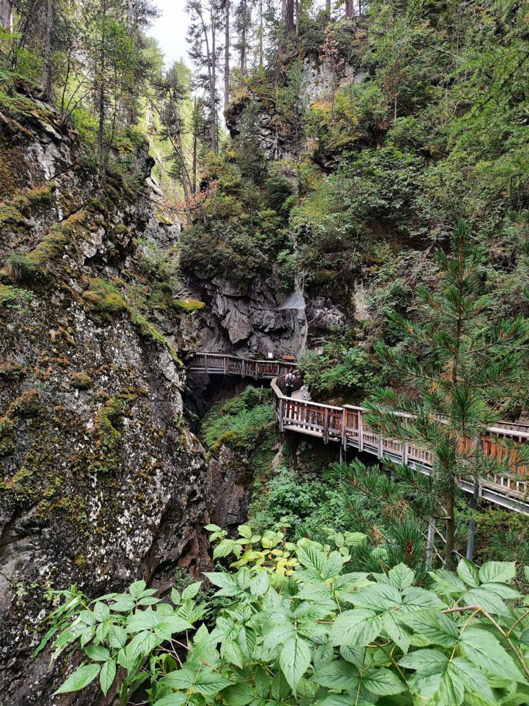 garganta Gornerschlucht con pasarelas de madera