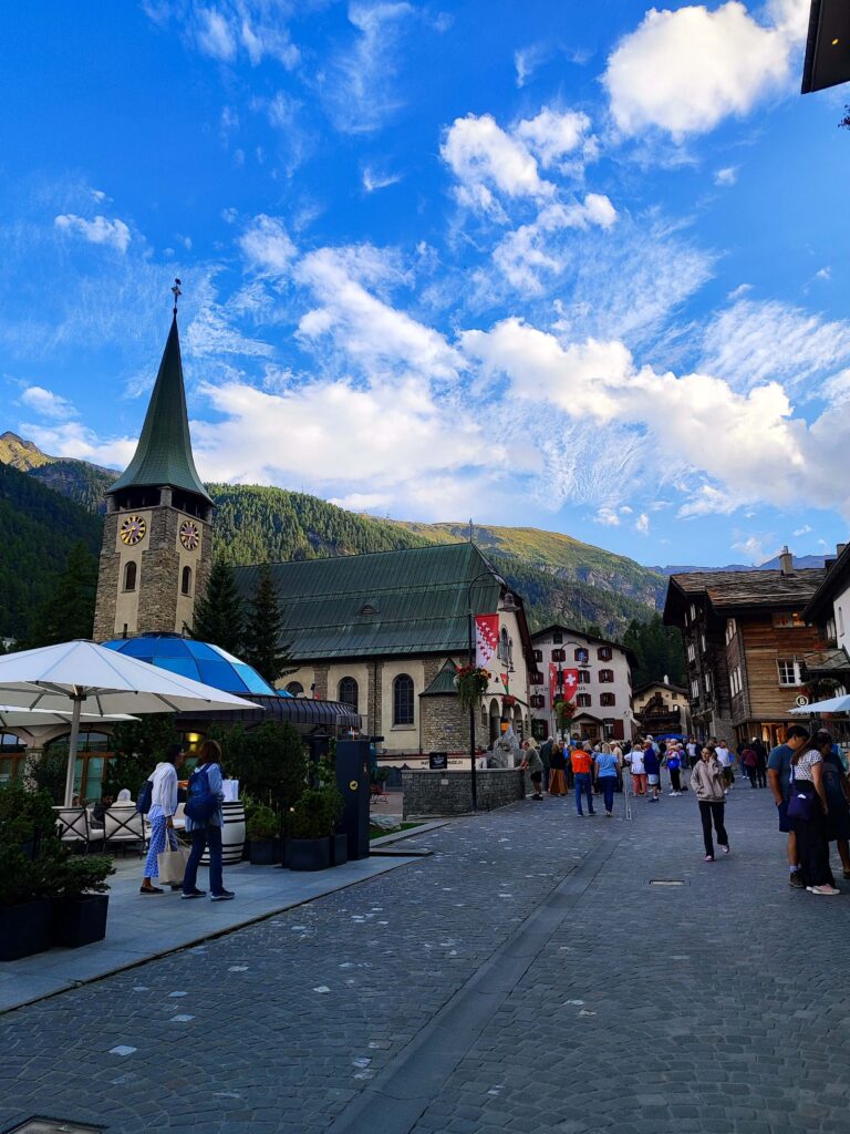 pueblo de Zermatt con casas de madera y montañas