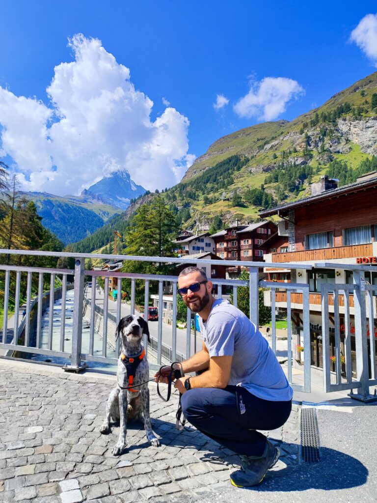 pueblo de Zermatt con casas de madera y montañas