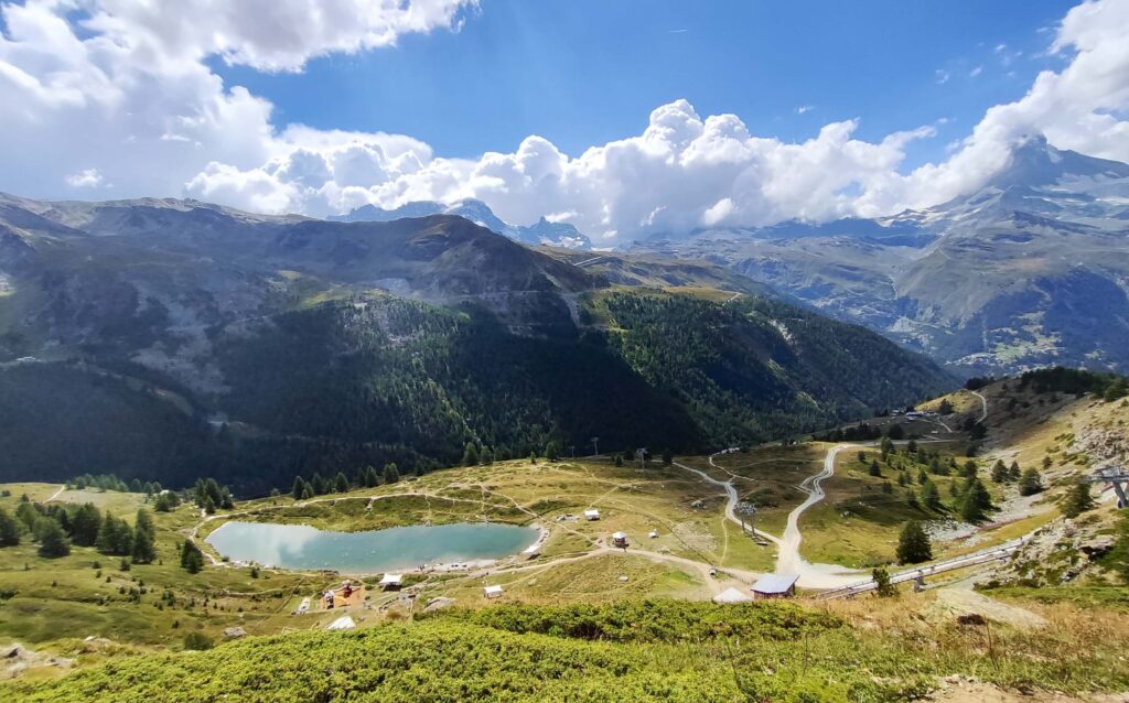 ruta de los 5 lagos en Zermatt paisaje alpino