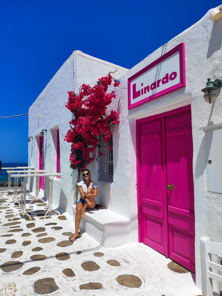 Paros, foto tipica puerta rosa
